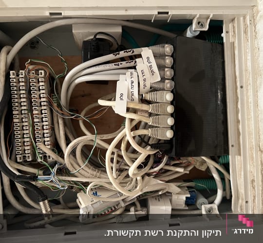 חיבורי כבלים ותשתית רשת בארון תקשורת